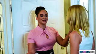 Алаяқ кішкентай сиськи аққұбалар притворяется сбежавшей падчерицей милфы үлкен сиськи және анықтаса, бұл оның волосатую киску вылизывает оның өгей шеше