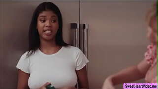 Fiica vitrega Nia Higby ceas Dana DeArmond linge pasarica ei umed