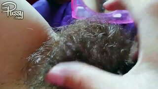 Qilli bir mushuk bilan havaskor qiz do&#039;sti ko&#039;zgu qarama-qarshi masturbates