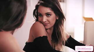 Busty dominuojanti šeimininkas nori matyti savo stora brunetė darbuotojų žvalus papai, jei ji nori išlaikyti savo darbo.Ji nustato jai ant kelių laižyti savo pūlingas