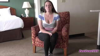 Шешесі үлкен сиськи сорады және трахается екі парнями арналған тыңдалған