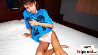 Слаби бринета аматерски азија bargirl се возат на европската петел