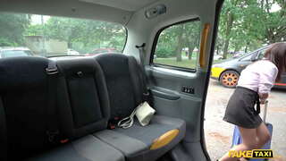 Fake Taxi Mina Moreno tras-o într-un taxi