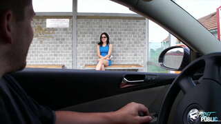 Kotor dude picking ngalamun babeh di terminal beus, mintonkeun nya kumaha tiis umum bangsat di alam