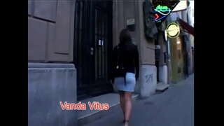 ���ાળા વાળ વાળી છોકરી સુંદરતા સારાહ સાથે વાદળી કુદરતી ડીંટડી સવારી લોડો તમામ હોદ્દા