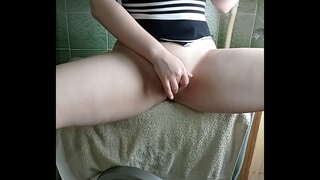 Dekle, z veliko rit dobi orgazem na pralni stroj in Vibratorja