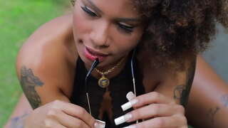 Bunduda gostosa sentou ගොඩක් මත ළමයෙක්.