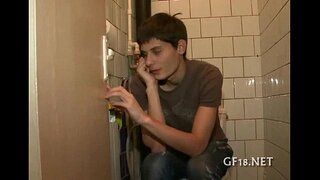 Buachaill suíonn agus stares