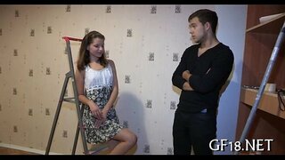 Տղան նստած նայում