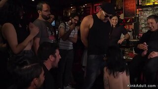 ���ვრო მონა ზოგიერთ ბარი გააკეთა sucking cock