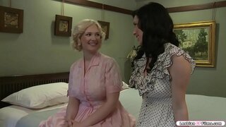 ورزش ها بیدمشک بازدیدکننده داشته است دوست سبزه او و شروع به صحبت کردن در مورد اندازه مشاعره خود را.سپس شاخی می شوند و شروع به بوسیدن یکدیگر می کنند.بعد دوست خود را بمکد نونوجوانان خود را و او را pussy.In بازگشت او همین کار را برای دوست خود انجام می دهد.