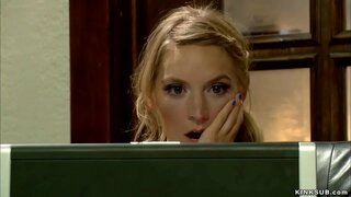 Блондинка-подросток Мона Уэйлс нашла порнофильм со своей мачехой Симоне Соней в интернете и после этого надругалась над ней в постели, связав и анально трахнув в бондаже