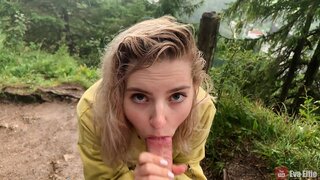 Сімпатычная дзяўчына бярэ яго глыбока ў рот пад дажджом - Ева Эльфи Сімпатычная дзяўчына бярэ яго глыбока ў рот пад дажджом - Ева Эльфи