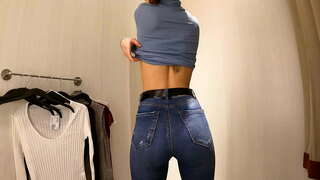 WOW! Hot girl amin&#039;ny kely tits miakanjo t-shirt sy ny blouses imasom-bahoaka kabine 4K 60Fps