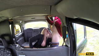 ���ாக்ஸி ஹாட் பேப் ஹோலி முத்தம் பரவுகிறது, கால்கள், மற்றும், குடிப்பதால், சேவல்